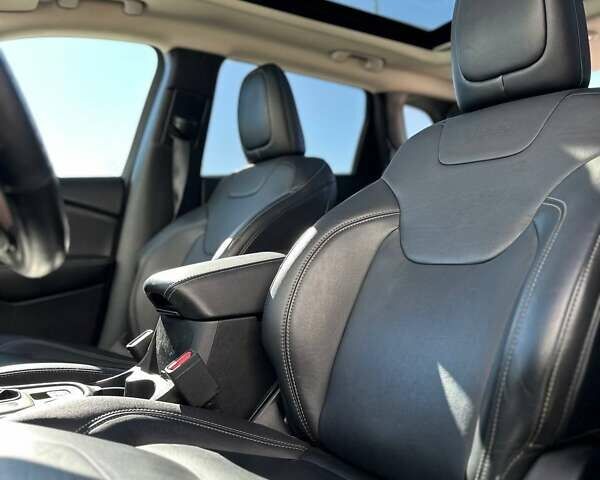 Джип Чероки 2018 в Киеве на Automoto.ua Синий Джип Чероки, объемом двигателя 3.24 л и пробегом 110 тыс. км за 13700 $, фото 14 на Automoto.ua