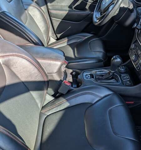 Джип Чероки 2018 в Киеве на Automoto.ua Синий Джип Чероки, объемом двигателя 3.24 л и пробегом 100 тыс. км за 25000 $, фото 19 на Automoto.ua