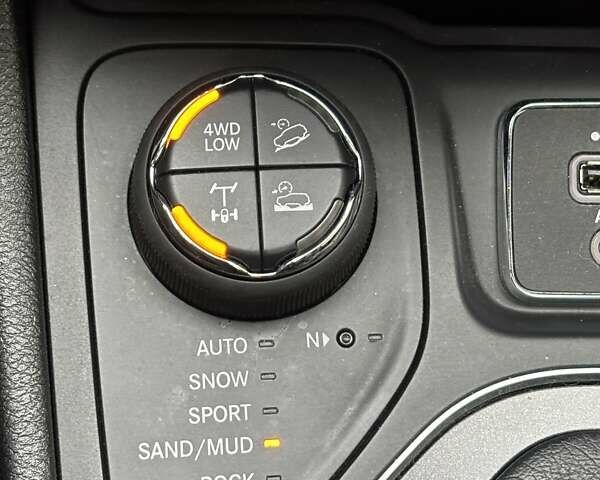 Синий Джип Чероки, объемом двигателя 2 л и пробегом 137 тыс. км за 24200 $, фото 26 на Automoto.ua