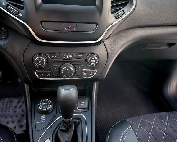 Синій Джип Cherokee, об'ємом двигуна 2.36 л та пробігом 143 тис. км за 18000 $, фото 2 на Automoto.ua