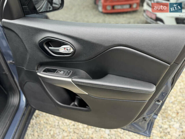 Синій Джип Cherokee, об'ємом двигуна 3.24 л та пробігом 111 тис. км за 21500 $, фото 27 на Automoto.ua