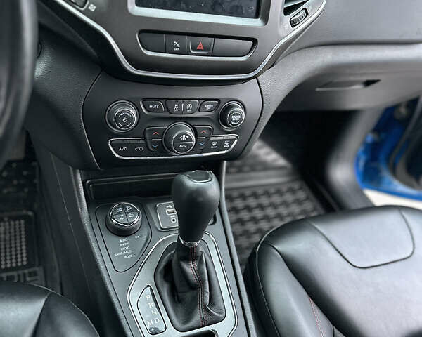 Синій Джип Cherokee, об'ємом двигуна 3.24 л та пробігом 142 тис. км за 18700 $, фото 14 на Automoto.ua