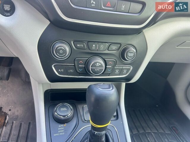 Синій Джип Cherokee, об'ємом двигуна 3.24 л та пробігом 139 тис. км за 18200 $, фото 20 на Automoto.ua