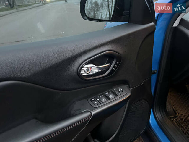 Синий Джип Чероки, объемом двигателя 3.2 л и пробегом 133 тыс. км за 20000 $, фото 20 на Automoto.ua