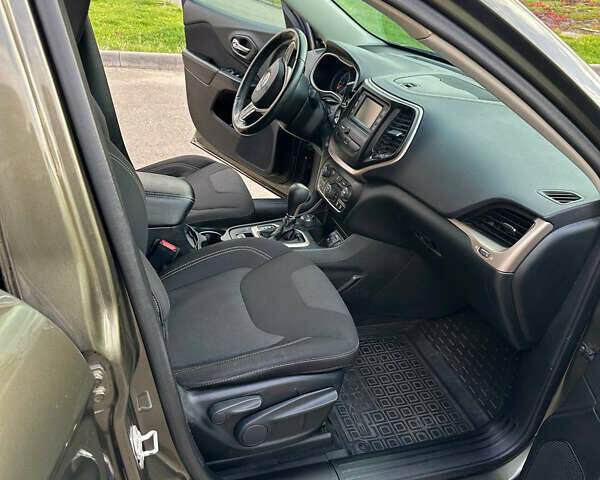 Зеленый Джип Чероки, объемом двигателя 2.36 л и пробегом 131 тыс. км за 14000 $, фото 1 на Automoto.ua