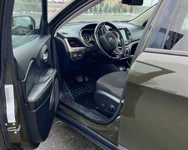 Зелений Джип Cherokee, об'ємом двигуна 2.36 л та пробігом 200 тис. км за 14000 $, фото 9 на Automoto.ua