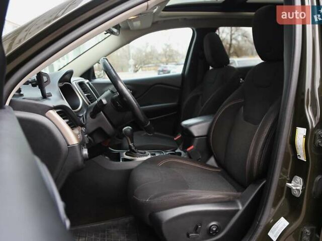 Зелений Джип Cherokee, об'ємом двигуна 2.36 л та пробігом 200 тис. км за 13500 $, фото 8 на Automoto.ua