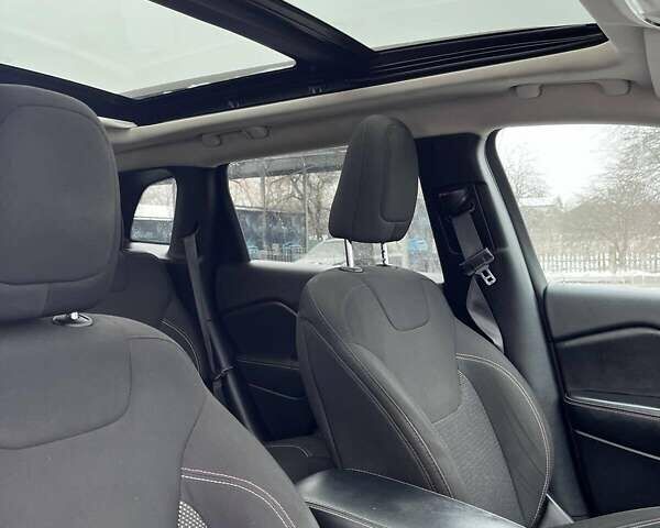 Зелений Джип Cherokee, об'ємом двигуна 2.36 л та пробігом 200 тис. км за 14000 $, фото 10 на Automoto.ua