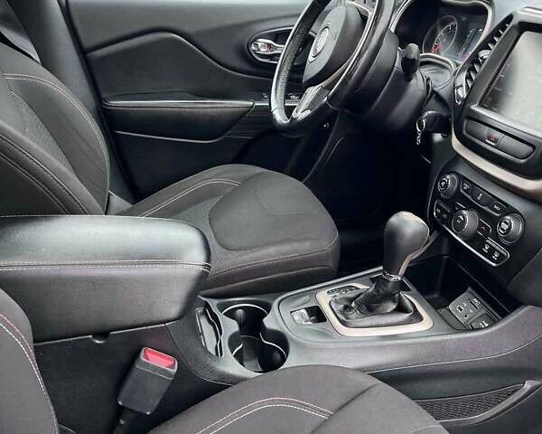 Зелений Джип Cherokee, об'ємом двигуна 2.36 л та пробігом 200 тис. км за 14000 $, фото 5 на Automoto.ua