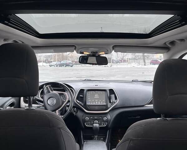 Зелений Джип Cherokee, об'ємом двигуна 2.36 л та пробігом 200 тис. км за 14000 $, фото 12 на Automoto.ua