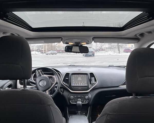 Зелений Джип Cherokee, об'ємом двигуна 2.36 л та пробігом 200 тис. км за 14000 $, фото 2 на Automoto.ua