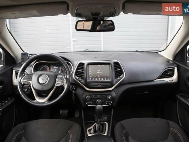 Зелений Джип Cherokee, об'ємом двигуна 2.36 л та пробігом 200 тис. км за 13500 $, фото 13 на Automoto.ua