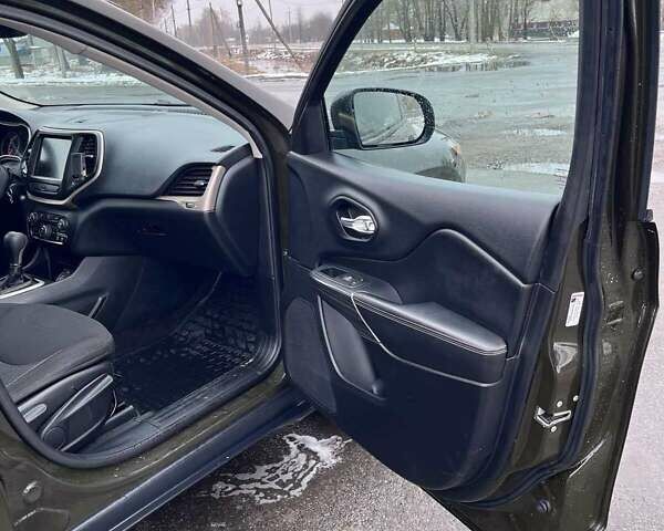 Зелений Джип Cherokee, об'ємом двигуна 2.36 л та пробігом 200 тис. км за 14000 $, фото 4 на Automoto.ua