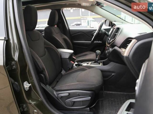 Зелений Джип Cherokee, об'ємом двигуна 2.36 л та пробігом 200 тис. км за 13500 $, фото 11 на Automoto.ua