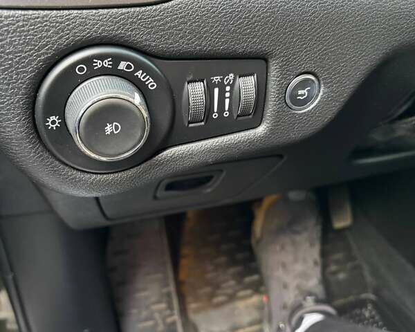 Джип Cherokee 2019 у Полтаві на Automoto.ua Зелений Джип Cherokee, об'ємом двигуна 3.24 л та пробігом 128 тис. км за 17500 $, фото 19 на Automoto.ua