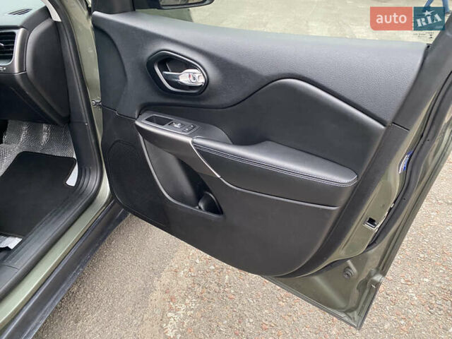 Зелений Джип Cherokee, об'ємом двигуна 2.4 л та пробігом 133 тис. км за 15000 $, фото 10 на Automoto.ua