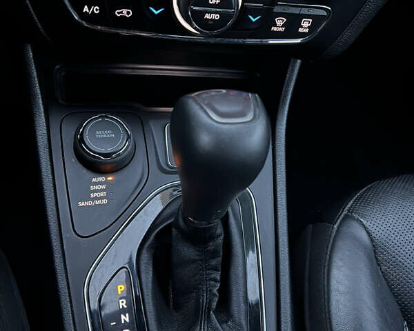 Зеленый Джип Чероки, объемом двигателя 2 л и пробегом 35 тыс. км за 21000 $, фото 3 на Automoto.ua