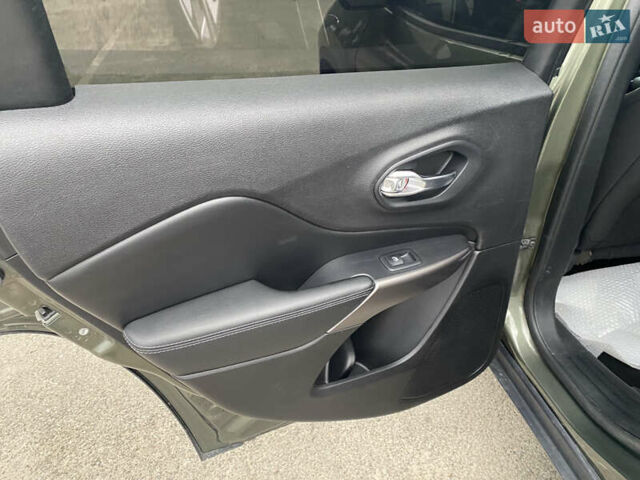 Зелений Джип Cherokee, об'ємом двигуна 2.4 л та пробігом 133 тис. км за 15000 $, фото 21 на Automoto.ua