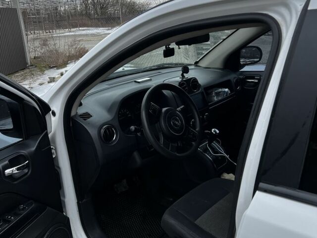 Білий Джип Compass, об'ємом двигуна 2 л та пробігом 151 тис. км за 7800 $, фото 5 на Automoto.ua