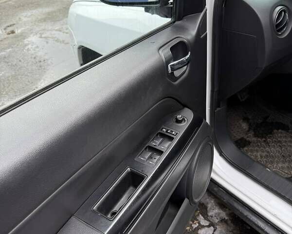 Білий Джип Compass, об'ємом двигуна 2 л та пробігом 148 тис. км за 8700 $, фото 9 на Automoto.ua