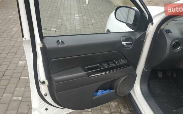 Белый Джип Компас, объемом двигателя 2.14 л и пробегом 320 тыс. км за 7600 $, фото 10 на Automoto.ua