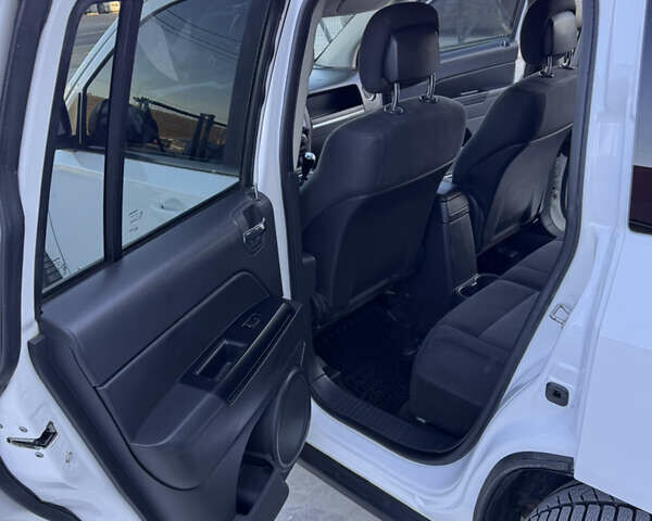 Білий Джип Compass, об'ємом двигуна 2.36 л та пробігом 216 тис. км за 7500 $, фото 36 на Automoto.ua