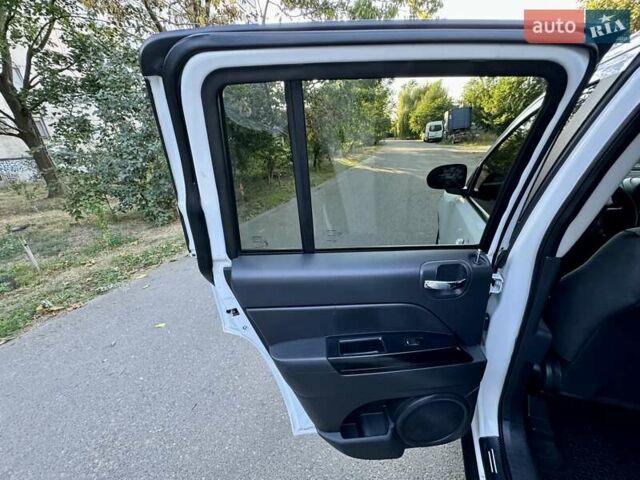 Белый Джип Компас, объемом двигателя 2.36 л и пробегом 233 тыс. км за 7800 $, фото 38 на Automoto.ua