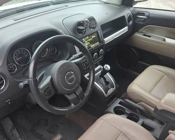 Белый Джип Компас, объемом двигателя 2 л и пробегом 70 тыс. км за 12499 $, фото 7 на Automoto.ua