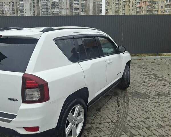Белый Джип Компас, объемом двигателя 2 л и пробегом 70 тыс. км за 12499 $, фото 5 на Automoto.ua