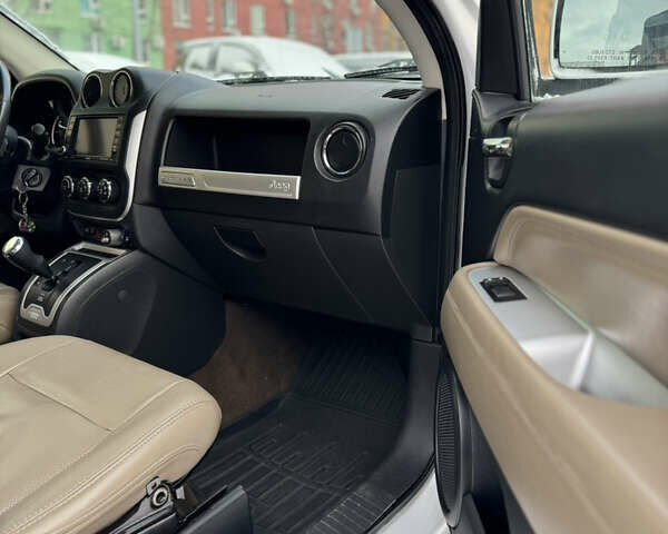 Білий Джип Compass, об'ємом двигуна 2.36 л та пробігом 254 тис. км за 9500 $, фото 10 на Automoto.ua