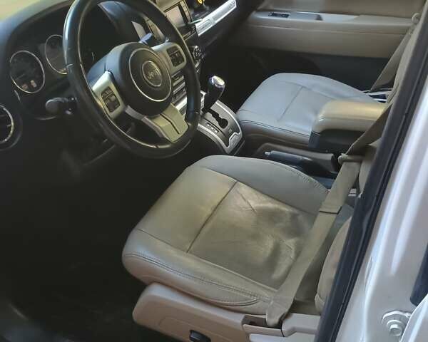 Білий Джип Compass, об'ємом двигуна 2.4 л та пробігом 245 тис. км за 10000 $, фото 2 на Automoto.ua