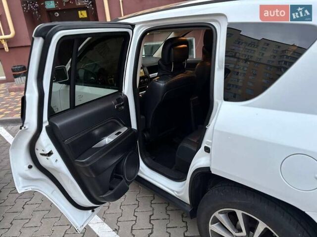 Джип Compass 2014 у Києві на Automoto.ua Білий Джип Compass, об'ємом двигуна 2.36 л та пробігом 135 тис. км за 9800 $, фото 15 на Automoto.ua