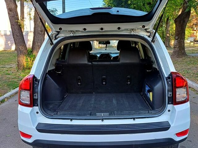 Білий Джип Compass, об'ємом двигуна 2.4 л та пробігом 208 тис. км за 9900 $, фото 8 на Automoto.ua