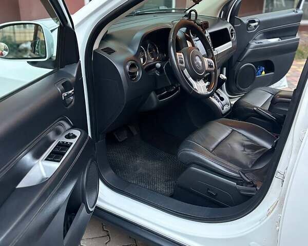 Джип Compass 2014 у Києві на Automoto.ua Білий Джип Compass, об'ємом двигуна 2.36 л та пробігом 135 тис. км за 9800 $, фото 7 на Automoto.ua