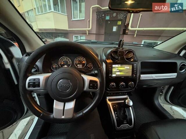 Джип Compass 2014 у Києві на Automoto.ua Білий Джип Compass, об'ємом двигуна 2.36 л та пробігом 135 тис. км за 9800 $, фото 13 на Automoto.ua