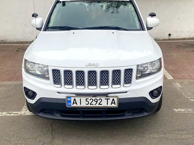 Белый Джип Компас, объемом двигателя 2 л и пробегом 220 тыс. км за 8999 $, фото 1 на Automoto.ua