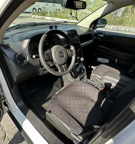 Белый Джип Компас, объемом двигателя 2 л и пробегом 135 тыс. км за 10499 $, фото 6 на Automoto.ua