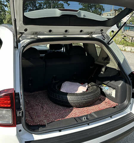 Белый Джип Компас, объемом двигателя 2 л и пробегом 135 тыс. км за 10499 $, фото 10 на Automoto.ua