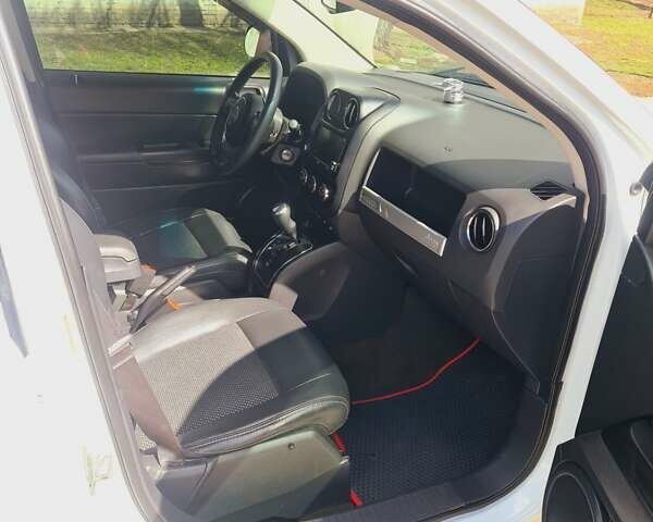 Джип Компас 2015 в Конотопе на Automoto.ua Белый Джип Компас, объемом двигателя 2.36 л и пробегом 114 тыс. км за 12900 $, фото 13 на Automoto.ua