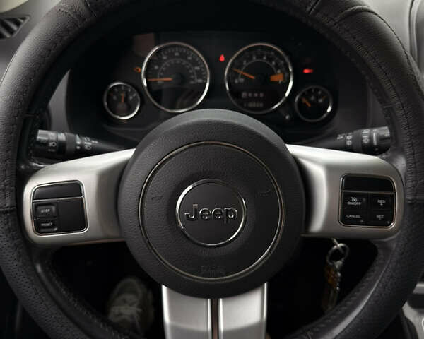 Білий Джип Compass, об'ємом двигуна 2 л та пробігом 118 тис. км за 12000 $, фото 5 на Automoto.ua
