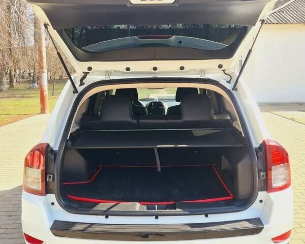 Джип Компас 2015 в Конотопе на Automoto.ua Белый Джип Компас, объемом двигателя 2.36 л и пробегом 114 тыс. км за 12900 $, фото 8 на Automoto.ua