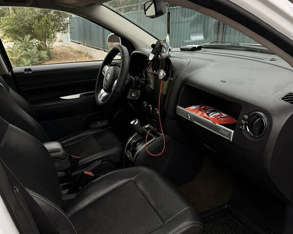 Білий Джип Compass, об'ємом двигуна 2 л та пробігом 118 тис. км за 12000 $, фото 12 на Automoto.ua