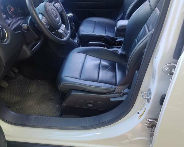 Білий Джип Compass, об'ємом двигуна 2.36 л та пробігом 93 тис. км за 11800 $, фото 3 на Automoto.ua