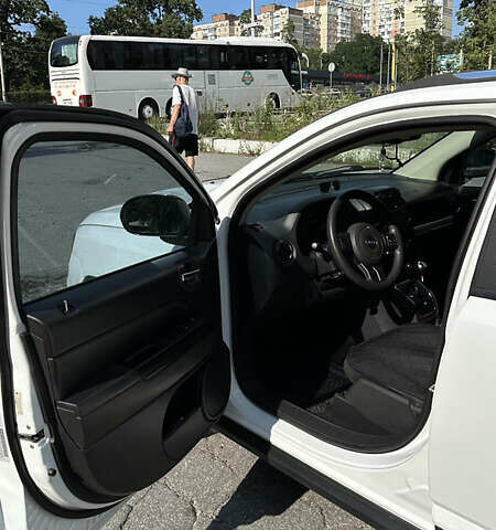 Белый Джип Компас, объемом двигателя 2 л и пробегом 135 тыс. км за 10499 $, фото 5 на Automoto.ua