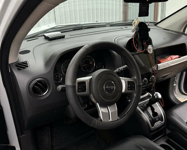 Білий Джип Compass, об'ємом двигуна 2 л та пробігом 118 тис. км за 12000 $, фото 21 на Automoto.ua