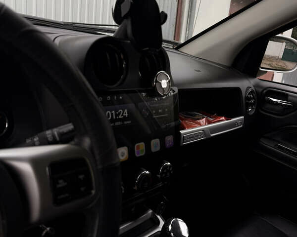 Білий Джип Compass, об'ємом двигуна 2 л та пробігом 118 тис. км за 12000 $, фото 2 на Automoto.ua