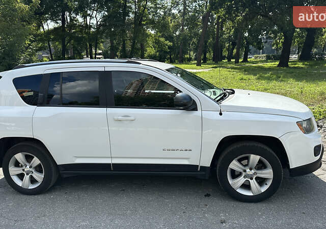 Белый Джип Компас, объемом двигателя 2 л и пробегом 135 тыс. км за 10499 $, фото 2 на Automoto.ua