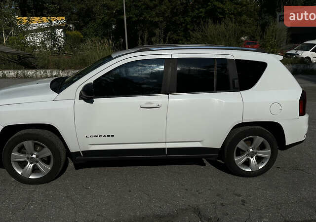 Белый Джип Компас, объемом двигателя 2 л и пробегом 135 тыс. км за 10499 $, фото 1 на Automoto.ua