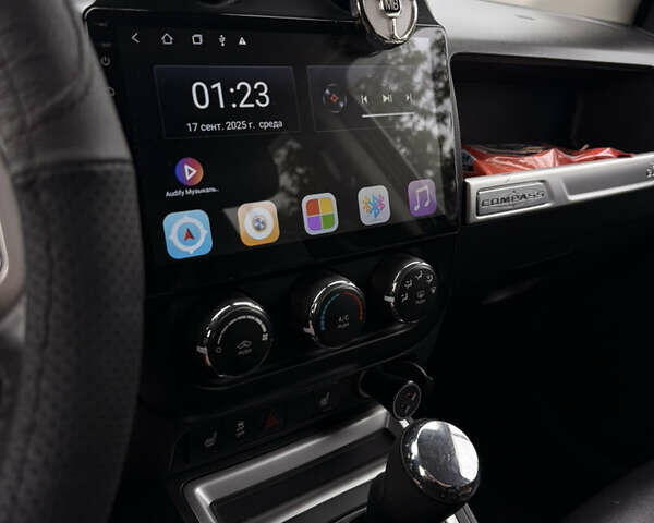 Білий Джип Compass, об'ємом двигуна 2 л та пробігом 118 тис. км за 12000 $, фото 4 на Automoto.ua