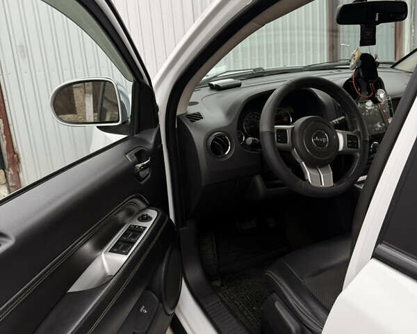 Білий Джип Compass, об'ємом двигуна 2 л та пробігом 118 тис. км за 12000 $, фото 20 на Automoto.ua